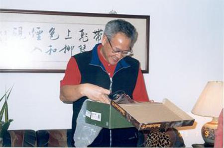 2003 (2).jpg - Jan 9, 2003  老師慶生會(老師家) [Birthday Party for Prof. Shi-Yen Shiau (Prof. Shiau's house)]-2